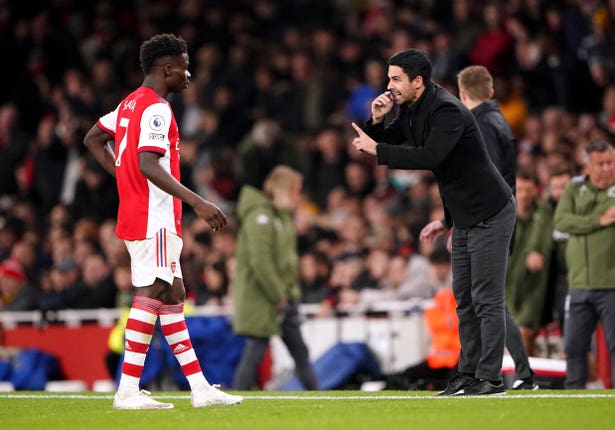 Mikel Arteta speaks to Bukayo Saka