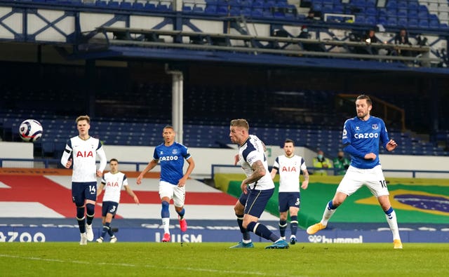 Gylfi Sigurdsson scores for Everton