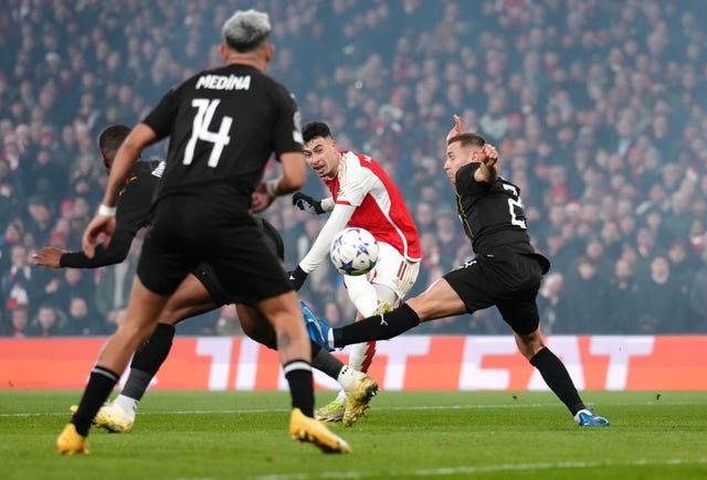 Gabriel Martinelli scores