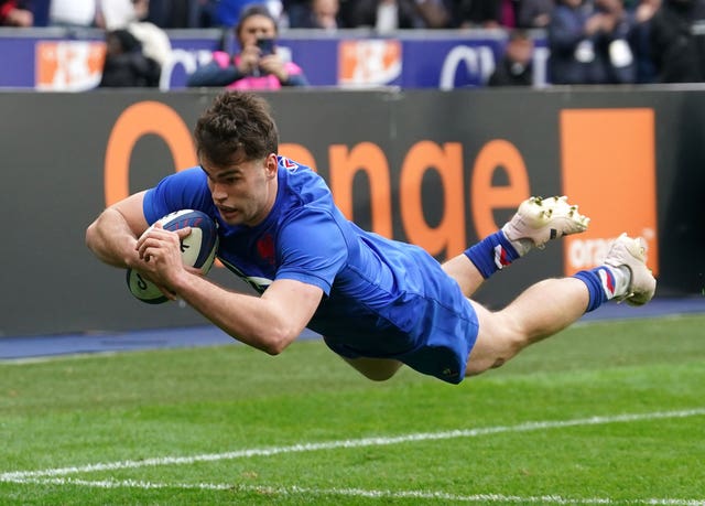 Damian Penaud scores a try for France against Wales