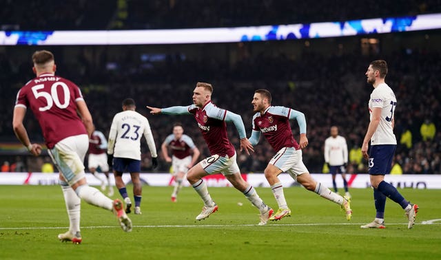 Steven Bergwijn stars as Spurs beat West Ham to reach Carabao Cup semi-finals PLZ Soccer Steven Bergwijn stars as Spurs beat West Ham to reach Carabao Cup semi-finals PLZ Soccer