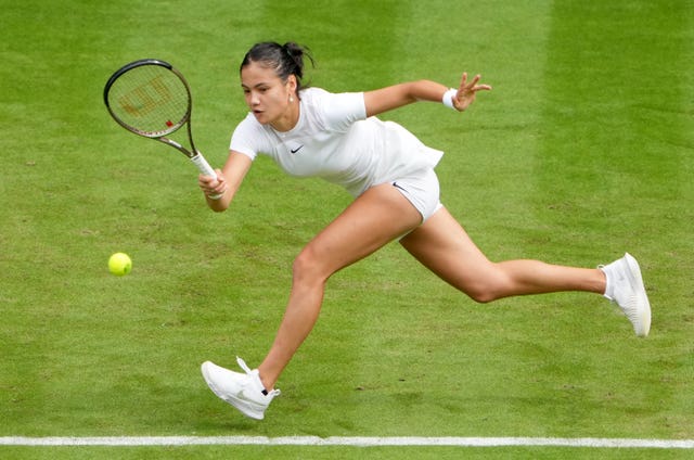 Emma Raducanu scrambles for a forehand