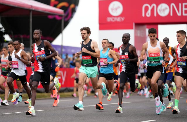 The start of the men's elite race