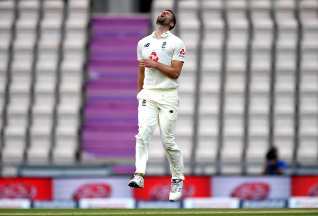 Sri Lanka survived a testing spell from Mark Wood