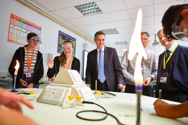 Gavin Williamson meets students in a science lesson
