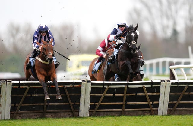 Kalium (left) winning the Get Best Odds Guaranteed At BetVictor Novices’ Handicap Hurdle
