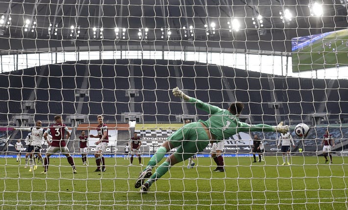 Lucas Moura scores the third goal