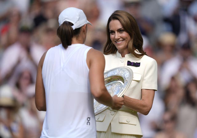 The Princess of Wales presents the Venus Rosewater Dish to Iga Swiatek