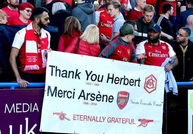 Arsenal fans honour Wenger and Herbert Chapman