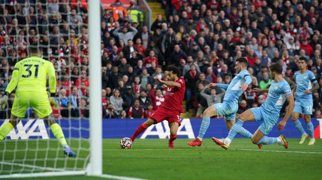 The Premier League's top two sides meet in a crunch encounter on Sunday