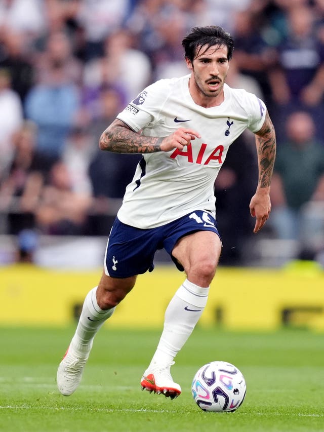 Sandro Tonali controlling the ball