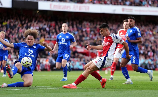 Arsenal strike twice in stoppage time to see off stubborn Leicester