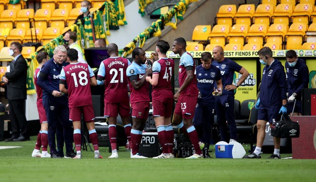 West Ham manager David Moyes speaks to his players during a drinks break 
