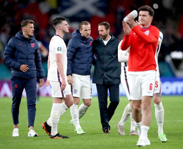 Gareth Southgate talks to his players