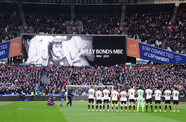 West Ham and Liverpool players play tribute to former West Ham player and manager Billy Bonds before the Premier League match at the London Stadium