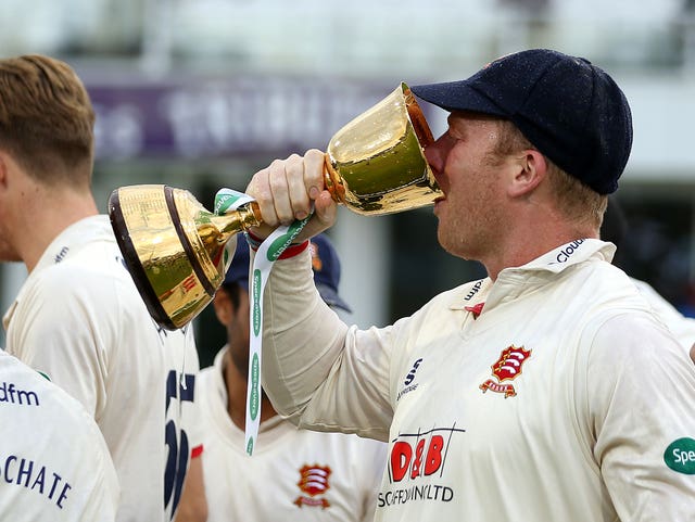 Simon Harmer celebrates with the Division One trophy 