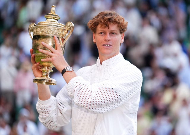 Jannik Sinner lifts the trophy