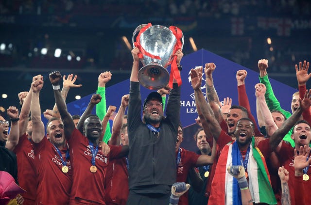 Liverpool manager Jurgen Klopp lifts the trophy with his team 