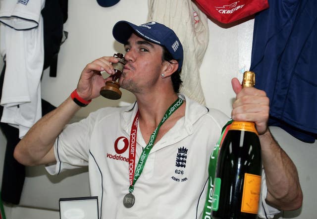 Kevin Pietersen kisses the Ashes urn