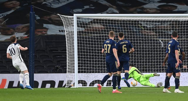 Harry Kane (left) puts Spurs ahead