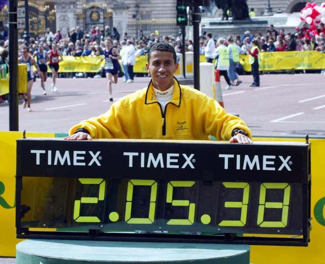Khalid Khannouchi celebrates his world record in the 2002 London Marathon