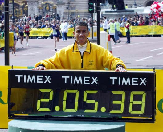Khalid Khannouchi celebrates his world record in the 2002 London Marathon