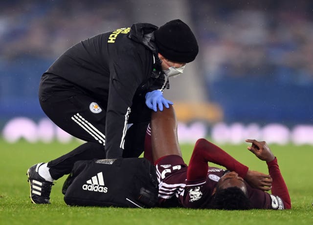 Wilfred Ndidi receives treatment for an injury