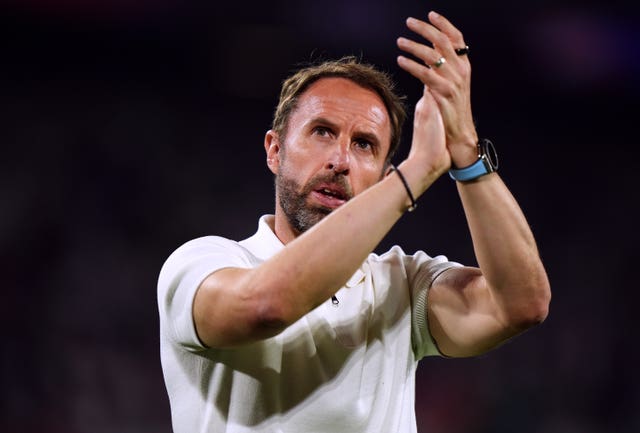 Gareth Southgate claps the fans after England''s draw with Slovenia