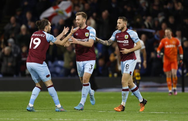 Burnley move within a point of opponents Everton with comeback win