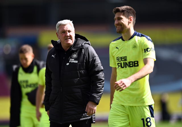 Steve Bruce and Federico Fernandez celebrate Newcastle's victory 