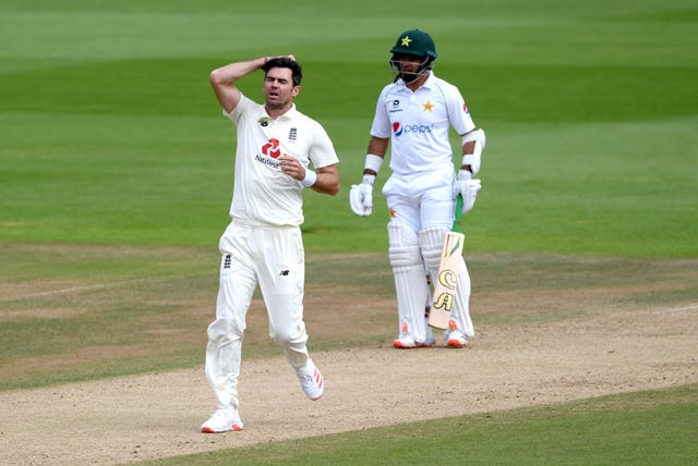 James Anderson reacts after Jos Buttler's dropped catch