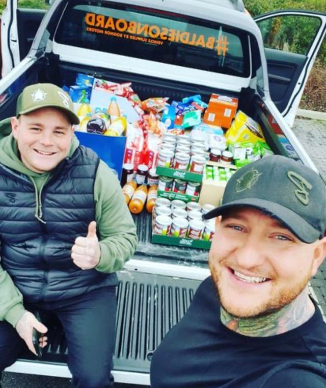 Viral duo to deliver Christmas presents to children