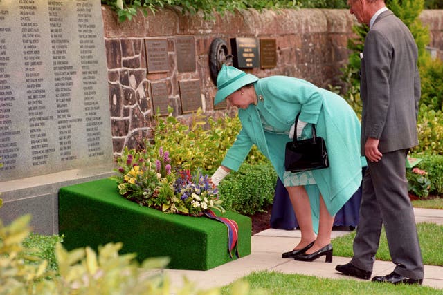 LOCKERBIE: QUEEN LAYS A WREATH