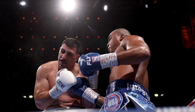 Fabio Wardley punches Justis Huni