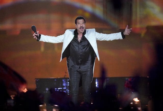 Lionel Richie performing