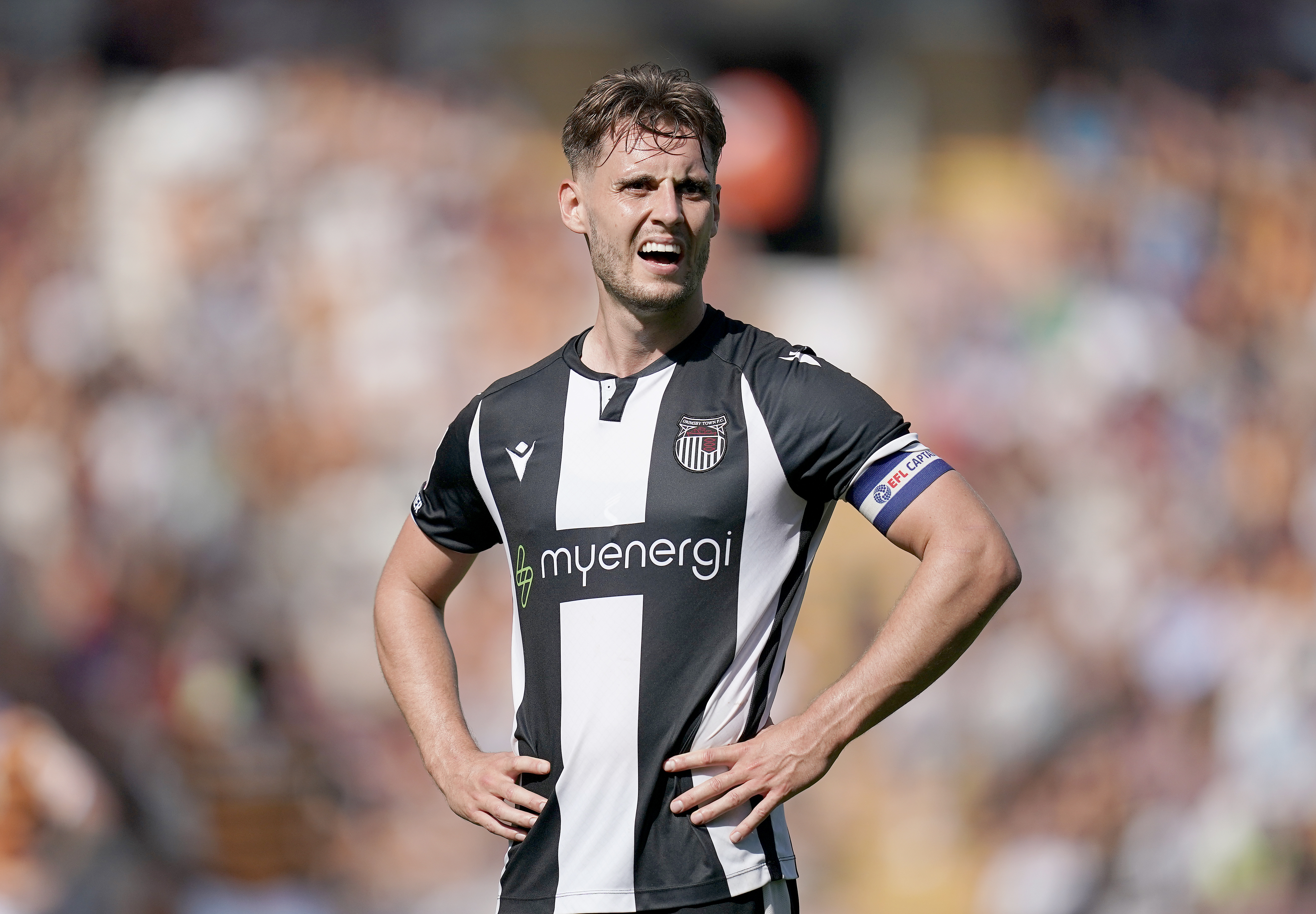 格里姆斯比 3-2 莫克姆：无主帅主场上演下半场反击