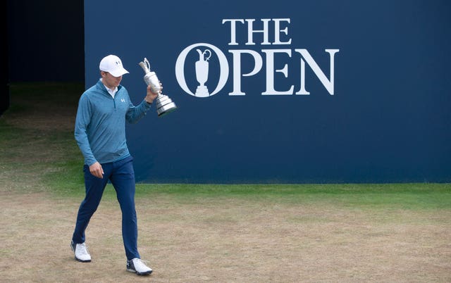 Defending champion Jordan Spieth returned the Claret Jug on the first tee at Carnoustie.