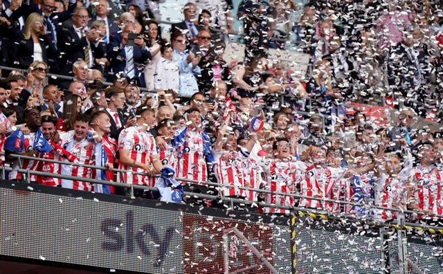 Sunderland captain Corry Evans lifts the trophy after Sky Bet League One play-off final victory over Wycombe