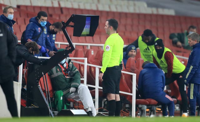Chris Kavanagh reviews Emile Smith Rowe's dismissal on the pitchside monitor