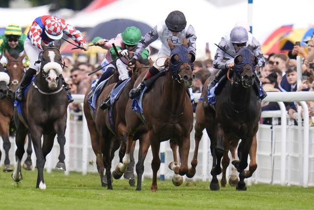 Two Tribes (black cap) winning the Stewards' Cup 