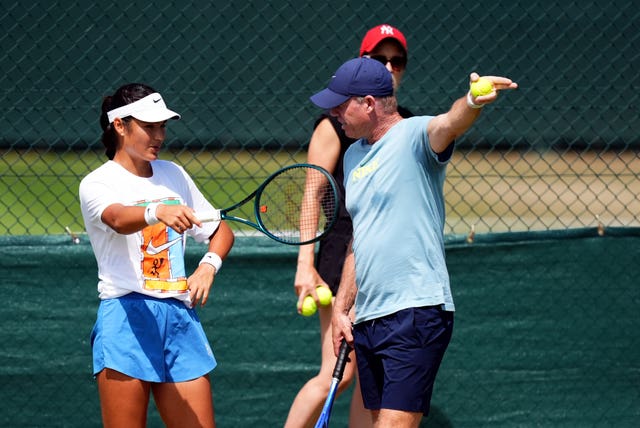 Mark Petchey, right, coaches Emma Raducanu