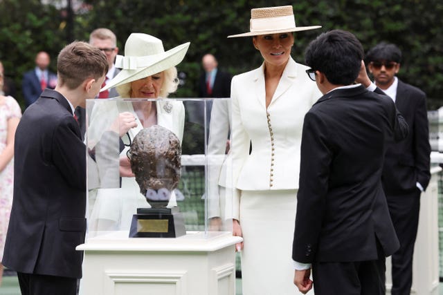 Queen and first lady with students