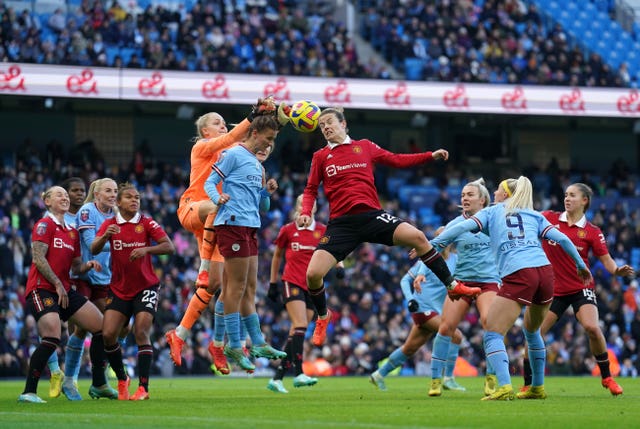 Manchester United’s Hayley Ladd (centre right) attempts a shot on goal during the Barclays Women’s Super League match at the Etihad Stadium, Manchester. Picture date: Sunday December 11, 2022.
