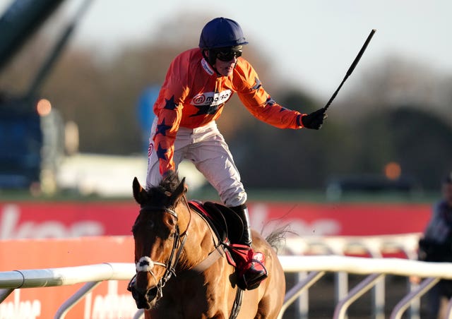 Bravemansgame winning the King George VI Chase at Kempton