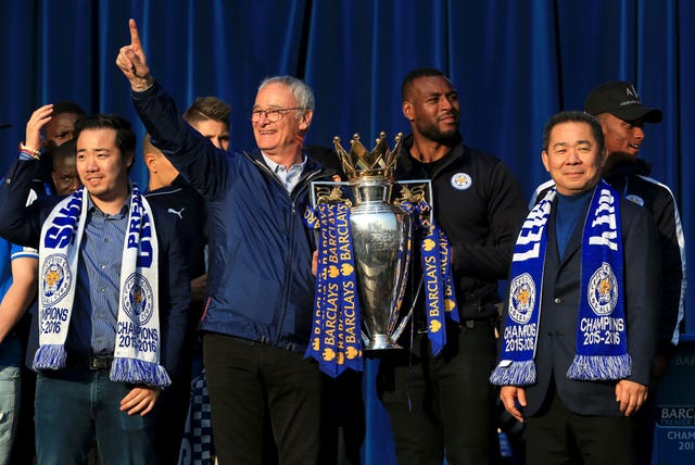 Leicester vice-chairman Aiyawatt Srivaddhanaprabha, manager Claudio Ranieri (centre left), captain Wes Morgan (second right) and chairman Vichai Srivaddhanaprabha (right) celebrate with the Barclays Premier League trophy