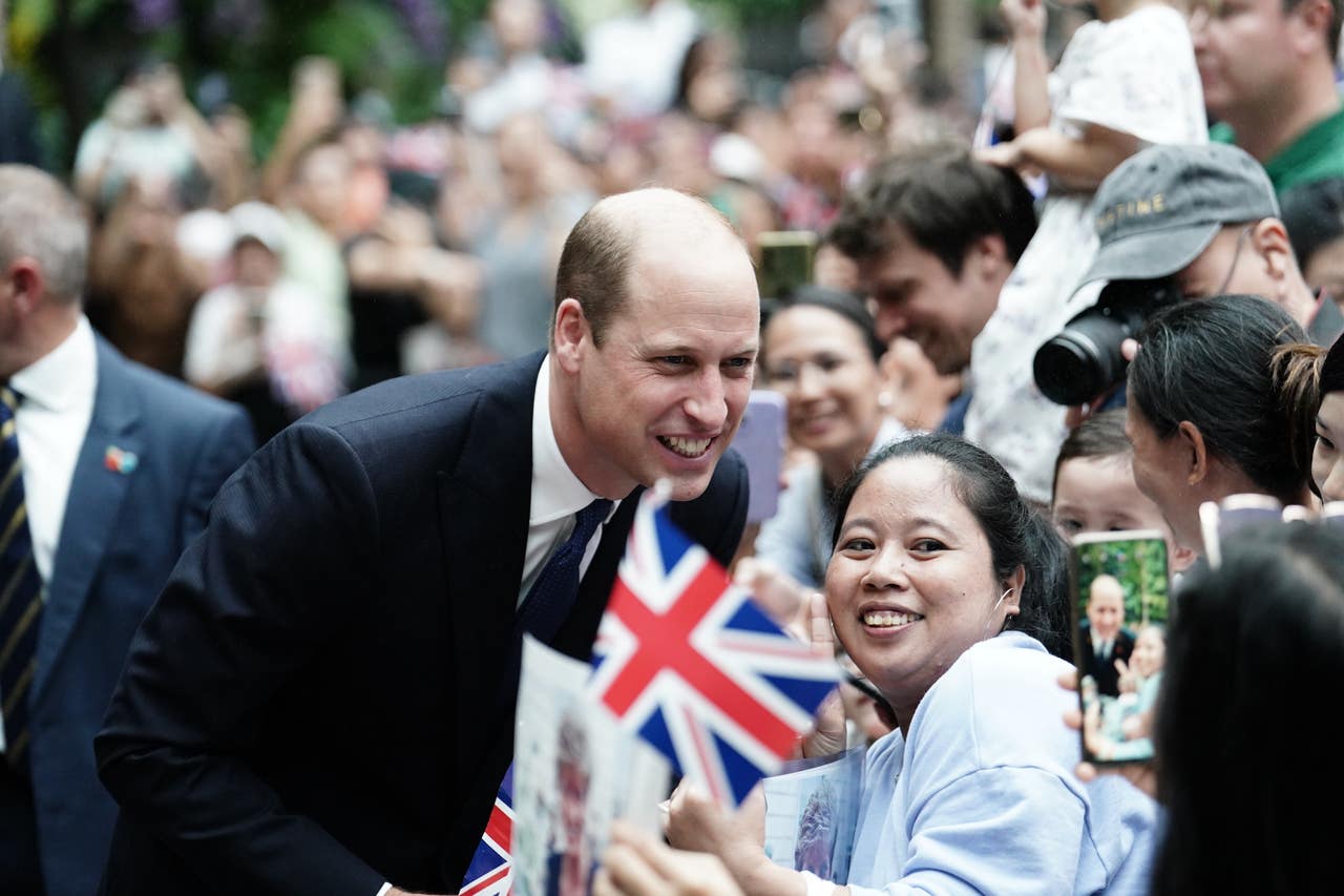 Crowds cheer as William arrives in Singapore for Earthshot Prize