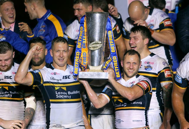 Danny McGuire and Rob Burrow with the Super League trophy in 2017 