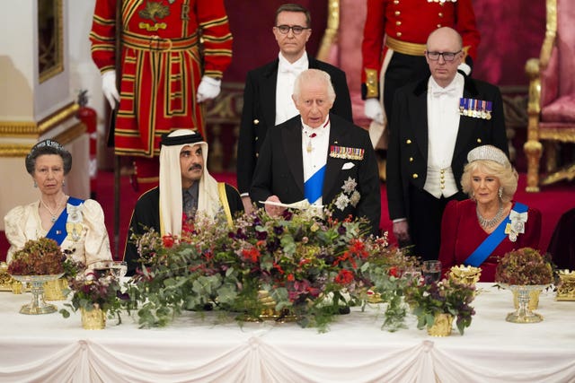 The King and Queen with the Emir of Qatar Sheikh Tamim bin Hamad Al Thani and the Princess Royal during the state banquet 