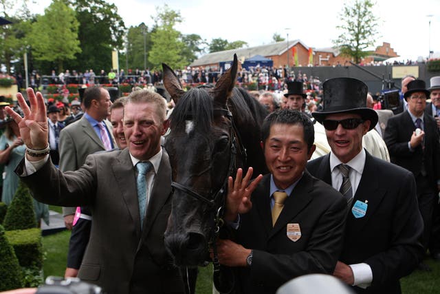 Aidan O’Brien (right) celebrates with Yeats 