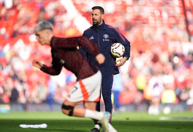 Ruud van Nistelrooy watches on as Alejandro Garnacho runs